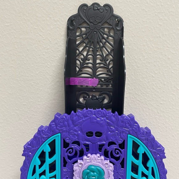 Monster High Skulltimate Secrets Garden Mysteries Twyla’s Closet - Picture 2 of 8